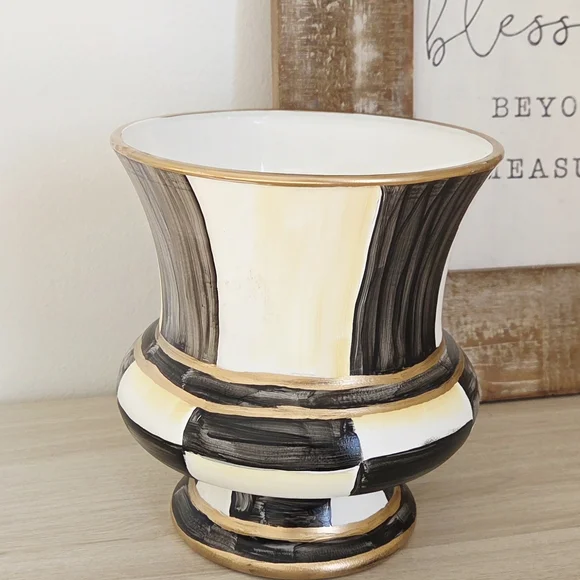 Elegant Black and Cream Planter - Picture 3 of 4